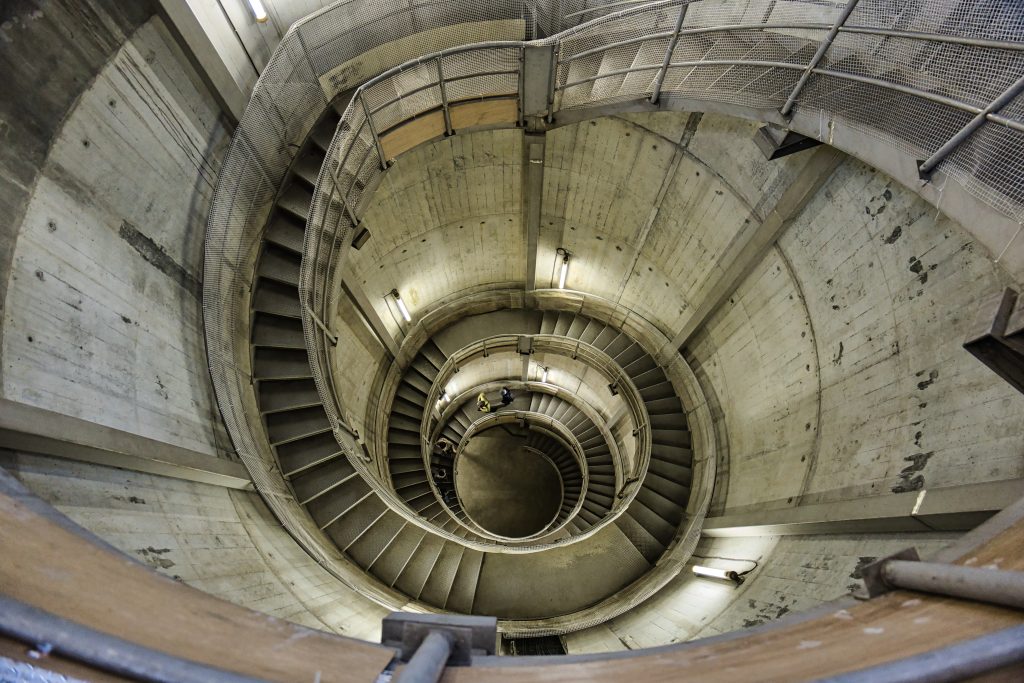 魚道へ続く螺旋階段