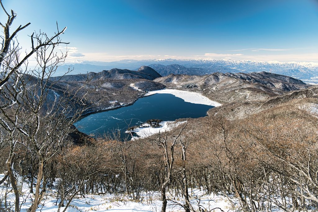 冬の赤城山から見る大沼