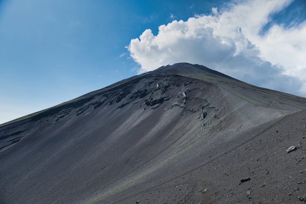 宝永火口から望む富士山頂